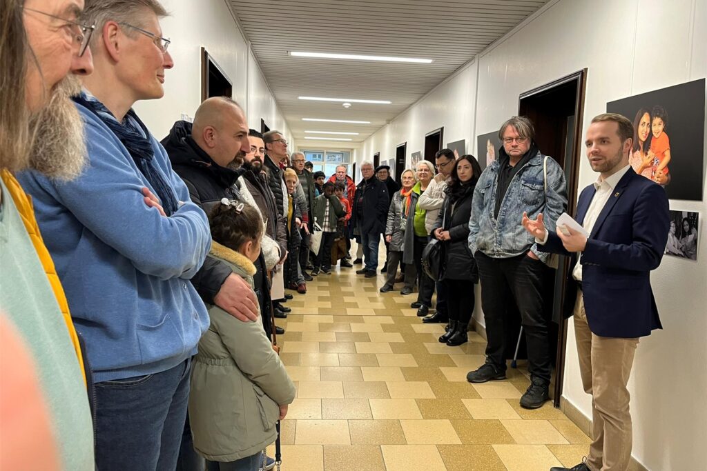Bernd Schäfer von der Flüchtlingshilfe (2.v.r.) und Bürgermeister Marcel Mittelbach (r.) begrüßten die Gäste der Ausstellungseröffnung. Bernd Schäfer von der Flüchtlingshilfe (2.v.r.) und Bürgermeister Marcel Mittelbach (r.) begrüßten die Gäste der Ausstellungseröffnung.