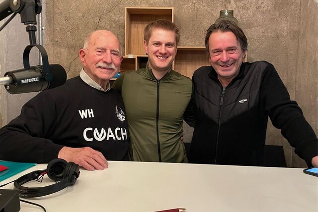 Niklas Brose, Werner Hansch und Oliver Müller lachen in die Kamera.