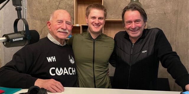 Niklas Brose, Werner Hansch und Oliver Müller lachen in die Kamera.