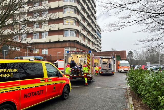 Mehrere Rettungswagen stehen vor einer Notaufnahme.