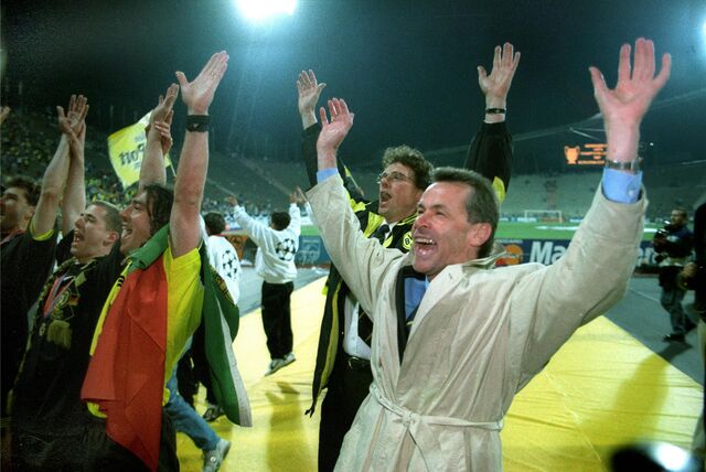 Ottmar Hitzfeld schmeißt die Hände nach oben.