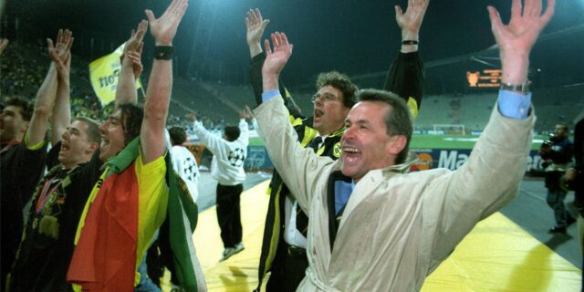 Ottmar Hitzfeld schmeißt die Hände nach oben.