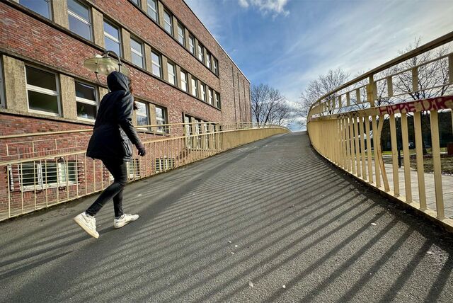 Steiler Aufstieg: Radfahrer und teilweise auch Fußgänger müssen sich angesichts der starken Steigung gehörig ins Zeug legen. Die Brücke gilt als nicht barrierefrei.