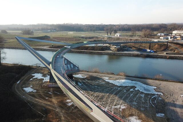 Auf dem Foto ist die noch im Bau befindliche Brücke „Sprung über die Emscher“ zu sehen. Das Bauwerk  über die Emscher überspannt den Fluss und den in Castrop-Rauxel zum Teil parallel verlaufenden Rhein-Herne-Kanal als Brücke für Fußgänger und Radfahrer.