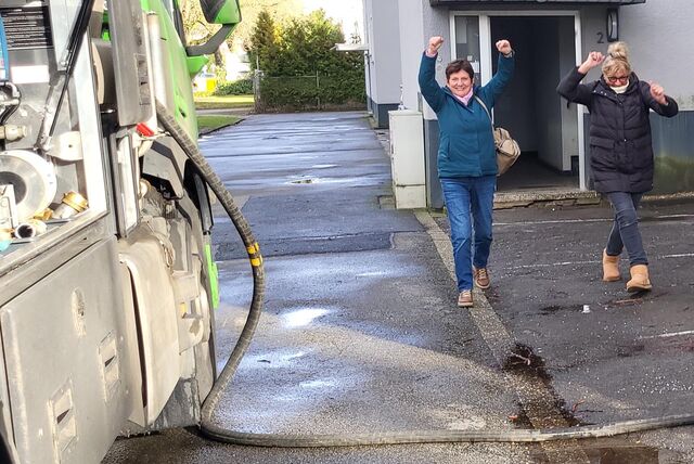 Die Mieter des Hauses an der Mersch feierten das Eintreffen einer Heizöllieferung, die auf eigene Kosten bestellt hatten. Zuvor hatte sie der Eigentümer im Kalten sitzen lassen.