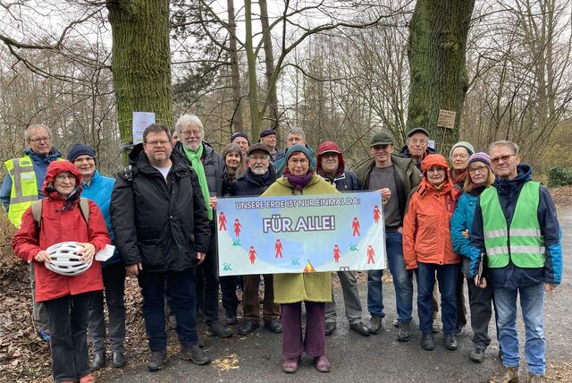 Etwa 20 Bürgerinnen und Bürger haben jetzt gegen die geplante Fällung von fünf Bäumen protestiert.