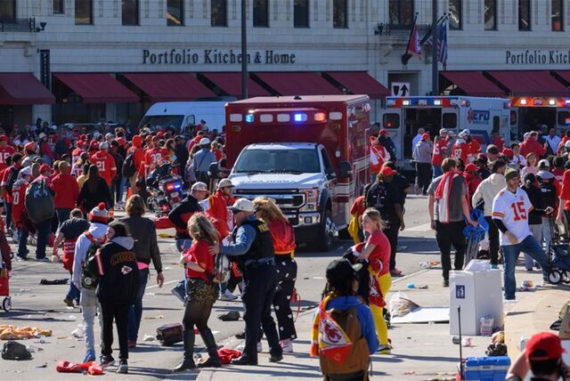 Die Polizei räumt das Gelände nach einem Zwischenfall bei der Siegesparade der Kansas City Chiefs.