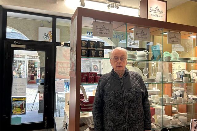 Johannes Spiekermann steht in seinem Geschäft in Recklinghausen vor einer Vitrine mit Porzellan.