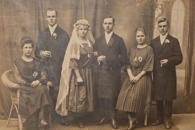 Ein Hochzeitsfoto von 1921 zeigt Elisabeth Stevermüer und Bernhard Hessel aus Haltern mit ihrer Familie.