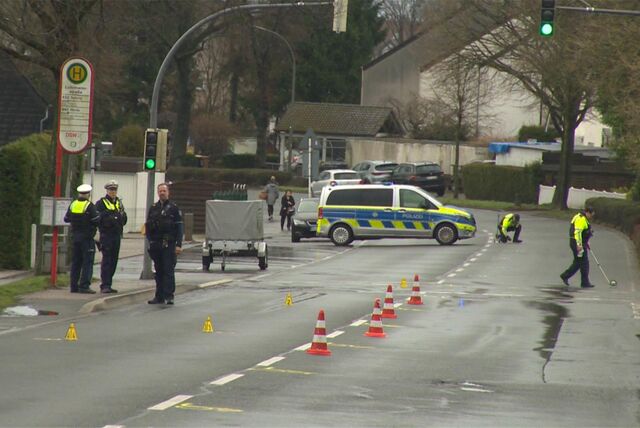 Ein siebenjähriger Junge wurde am Donnerstagmorgen bei einem Unfall in Dortmund-Höchsten lebensgefährlich verletzt. Die Polizei war mehrere Stunden mit der Unfallaufnahme beschäftigt. Den mutmaßlichen Verursacher hat sie inzwischen gefunden.