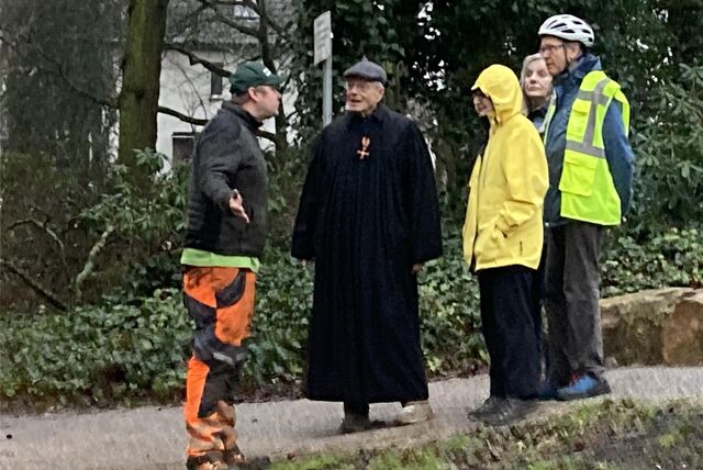 Zwischen Baumschützern und einem Mitarbeiter des Baumdienstes kommt es an der Hülsstraße zu heftigen Diskussionen.