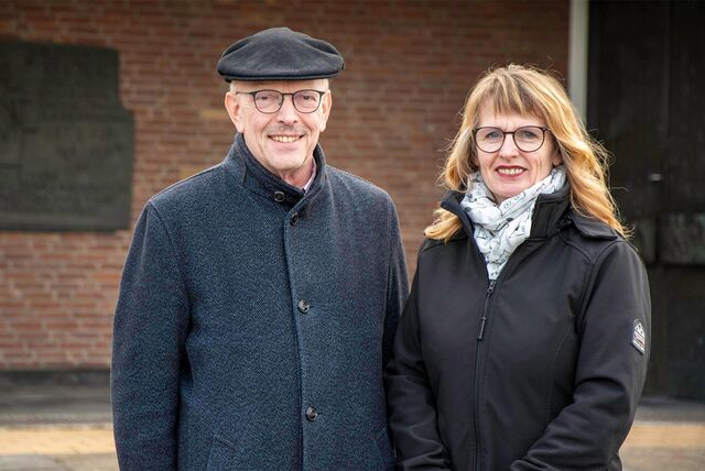 Eine Frau und ein Mann haben sich für ein Foto nebeneinander gestellt.