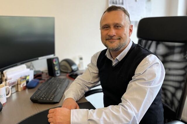 Denis Knopp sitzt an seinem Schreibtisch. Er ist Finanzdienstleister und als Immobilienmakler auch in der Castroper Altstadt aktiv.