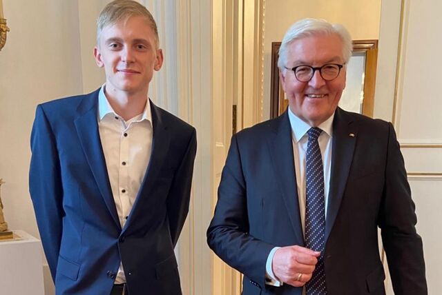Malte Jacobowsky steht neben Frank-Walter Steinmeier.