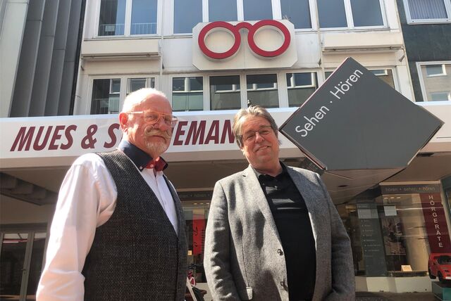 Ulrich Mues (l.) feierte erst vor wenigen Jahren das 50-jährige Bestehen seines Optik-Fachgeschäfts in Castrop, das damals noch von Ulrich Tönsmann geführt wurde. Nun ist Schluss an der Münsterstraße.