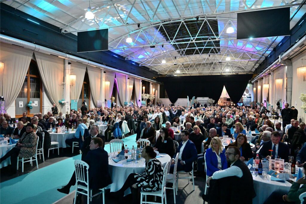 Der wohl größte politische Aschermittwoch der CDU im Ruhrgebiet: 650 Gäste fanden in der festlich geschmückten La Victoria-Eventhalle Platz. Der wohl größte politische Aschermittwoch der CDU im Ruhrgebiet: 650 Gäste fanden in der festlich geschmückten La Victoria-Eventhalle Platz.