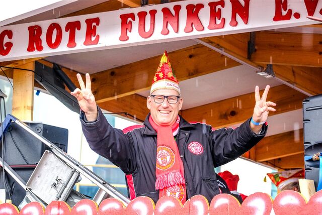 Christian Walter, Präsident der KG Rote Funke, auf dem Wagen beim Rosenmontagszug in Recklinghausen.