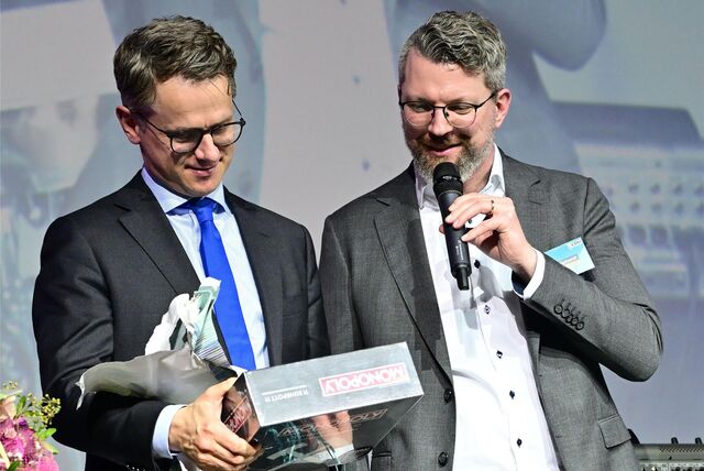 Der Marler CDU-Stadtverbandsvorsitzende Thomas Terhorst überreicht CDU-Generalsekretär Carsten Linnemann ein Geschenk.