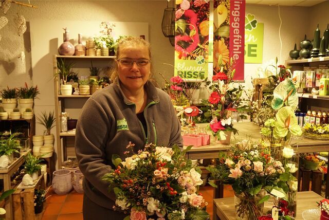 Eine Frau steht im Blumenladen