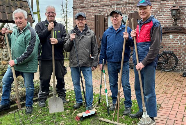 Ältere Herren mit Besen und Rechen stehen vor dem Heimathaus Lippramsdorf.