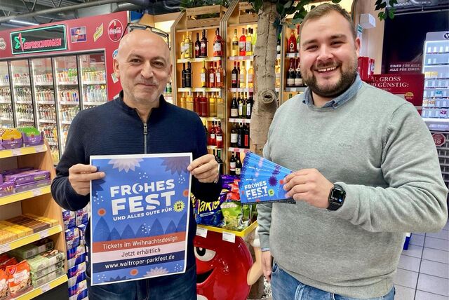 Tankstellenpächter Ersal Karabay und Sören Backhove mit den Weihnachtstickets für das Parkfest Waltrop 2025.