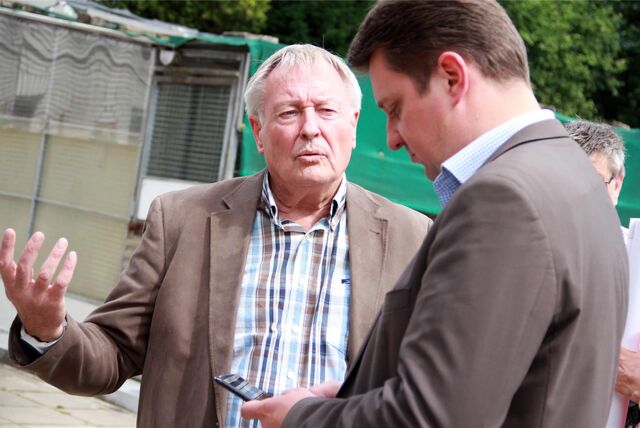 Johannes Beisenherz, Ex-Bürgermeister und heute Tierschutzvereins-Vorsitzender, im Gespräch mit dem amtierenden Bürgermeister, seinem Nachfolger Rajko Kravanja (r.).
