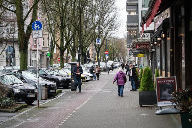 Passanten laufen über die Kaiserstraße in Dortmund, die auch als „Summer Street“ bekannt ist.