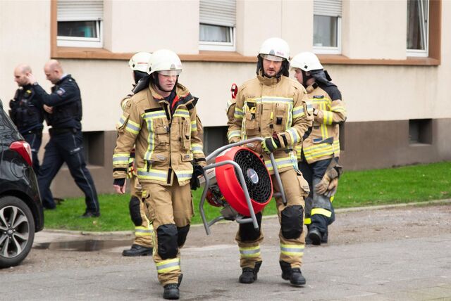 Feuerwehrleute aus Recklinghausen im Einsatz an der Dorstener Straße