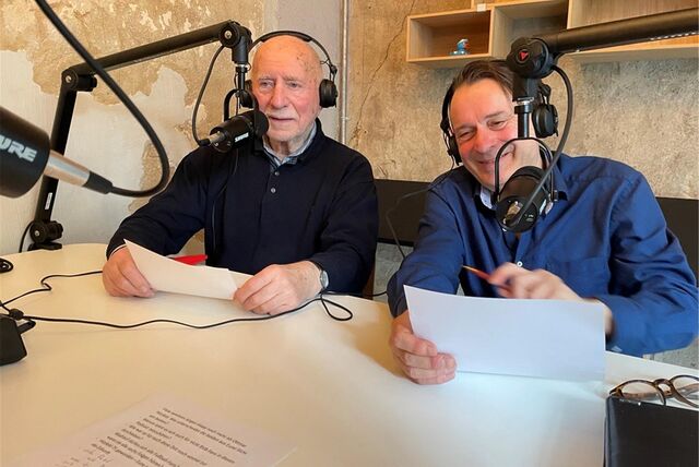 Werner Hansch und Oliver Müller sitzen vor den Mikrofonen für die Podcast-Aufnahme