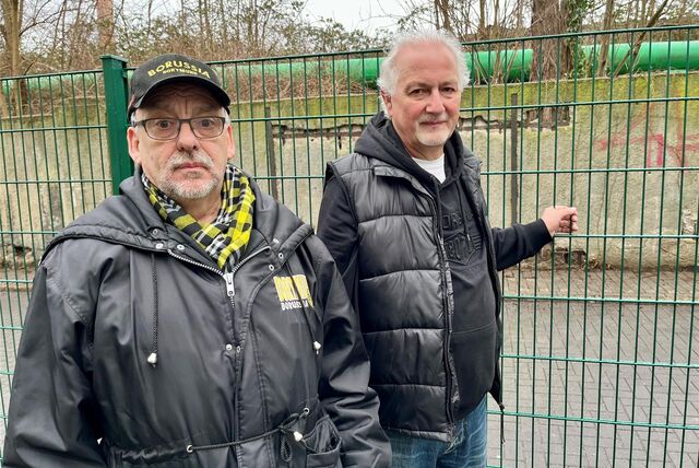 Die Anwohner Hans-Peter Schilling (r.) und Fredi Brune (l.) stehen vor dem Zaun im Gerichtsviertel in Dortmund.