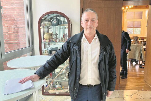 DRK-Vorstand Werner Vaupel vor dem Waltroper Ratssaal.