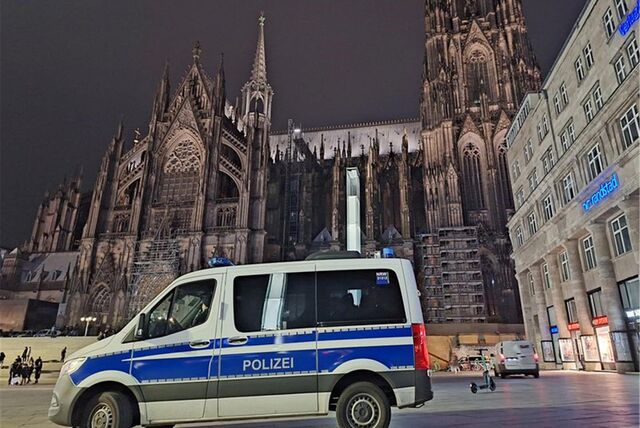 Ein Einsatzfahrzeug der Polizei steht vor dem Dom.