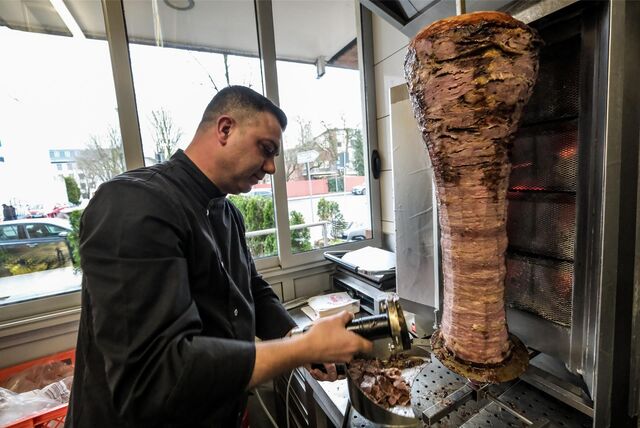 Ercan Kerekli bereitet in seinem Restaurant „Boğaziçi“ in Recklinghausen einen Döner zu.