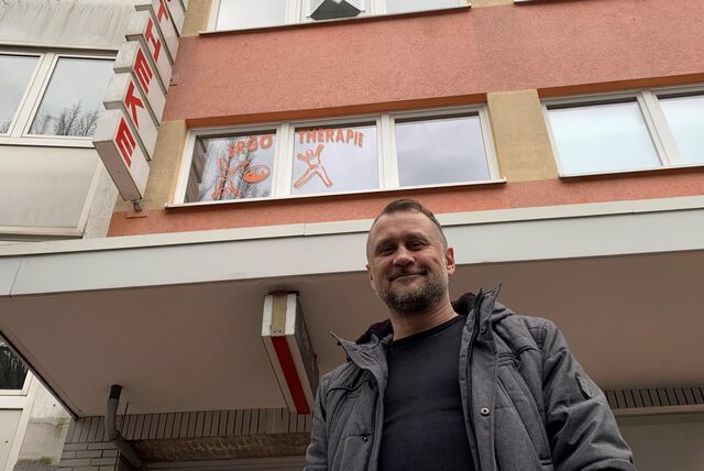 Denis Knopp vor dem Haus am Biesenkamp, das als Ärztehaus bekannt war.