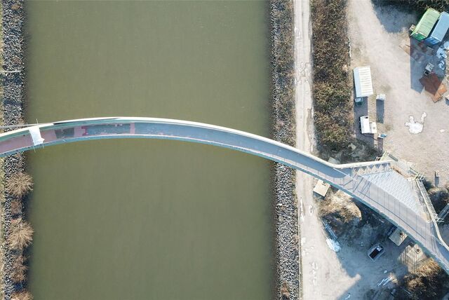 Ein Bild aus der Luft zeigt den Rhein-Herne-Kanal und die darüber verlaufende neue Brücke Sprung über die Emscher, die sich S-förmig über den Kanal erstreckt.