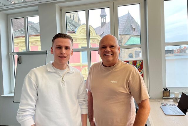 Cedric (l.) und Mirko Simnovec haben aus dem zweiten Stock einen guten Blick auf die Castroper Altstadt.