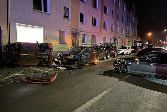 In Bochum-Stahlhausen hat ein Betrunkener fünf Autos gerammt und zwei Hausfassaden beschädigt.