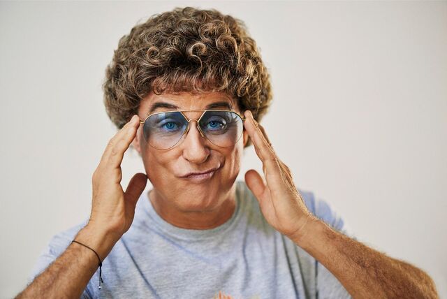 Atze Schröder kommt mit seinem neuen Programm „Der Erlöser“ in die Europahalle nach Castrop-Rauxel. Er fasst sich an die Brille.