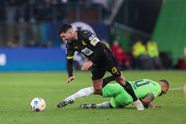 Emre Can im Zweikampf.