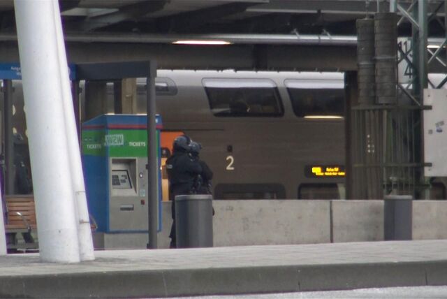 Die Polizei hat einen RE im Wuppertaler Hauptbahnhof umstellt.