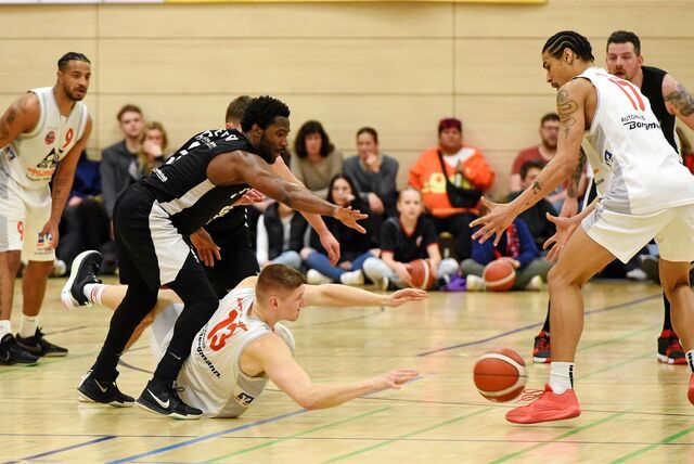 Nils Peters wirft sich nach dem Ball