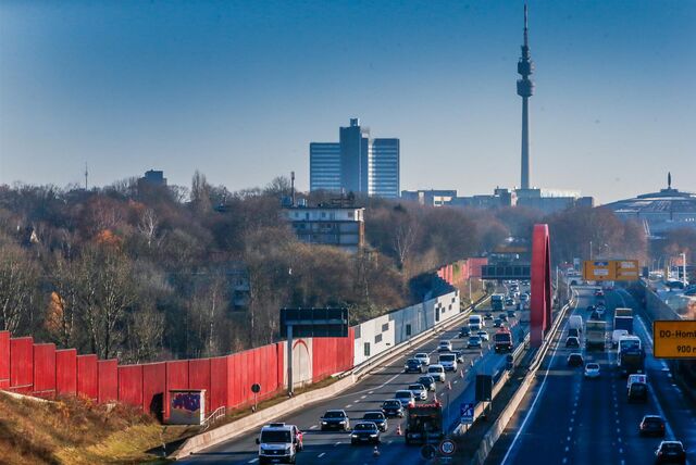 Ein Luftbild der viel befahrenen B1. Im Hintergrund ist die City zu sehen.