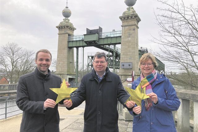 IGA-Geschäftsführer Horst Fischer (Mitte) überreicht zwei Sterne vor dem Alten Schiffshebewerk in Waltrop an LWL-Direktorin Dr. Kirsten Baumann (rechts) und Waltrops Bürgermeister Marcel Mittelbach (links). Foto: Archiv (Bartel)