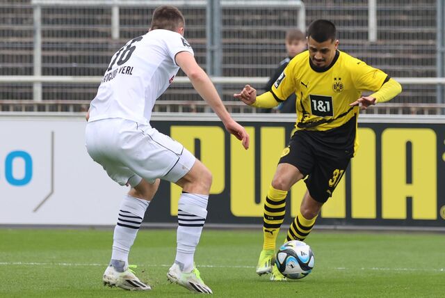 Lion Semic dribbelt mit dem Ball.