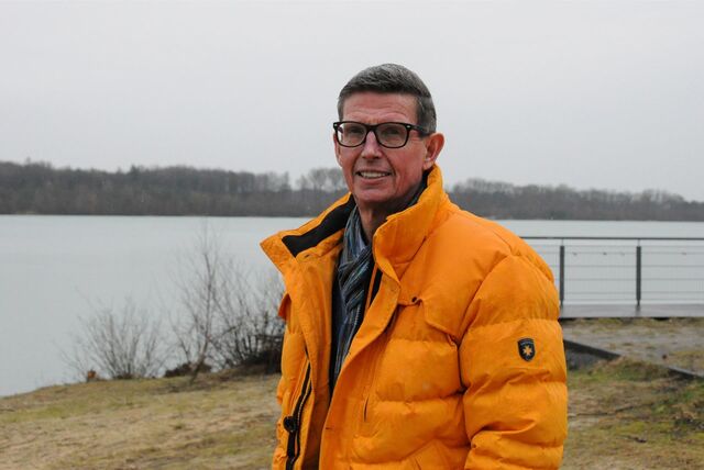 Walter Burstedde steht am Silbersee II in Haltern