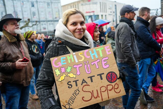 Eine Frau hält bei der zweiten Großdemo gegen Faschismus in Recklinghausen ein Plakat in die Kamera.