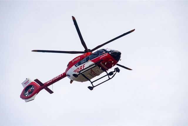 Ein Rettungshubschrauber im Landeanflug.
