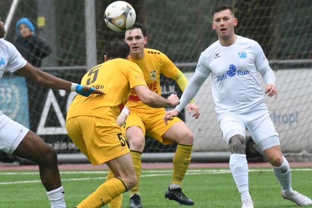 Mehrere Spieler orientieren sich zum Ball.