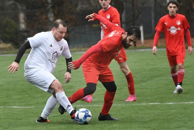 Der FC Frohlinde II (weiße Trikots) besiegte den SuS Merklinde mit 2:0. Nach zwei Platzverweisen musste der FCF aber zu neunt zu Ende spielen.
