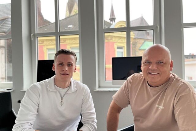 Cedric (l.) und Mirko Simnovec sind mit ihrer Agentur Sitesmedia nach Castrop-Rauxel gezogen. Von den Fenstern am Markt blicken sie über Dächer hinweg auf die Lambertuskirche.